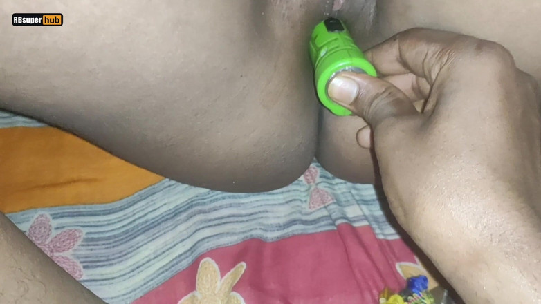 RBsuperhub: 德西村女孩与男朋友在卧室里的粗暴性爱视频