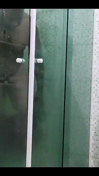 Quente madura entra no banheiro com seu enteado safado e leva muito esperma na boca