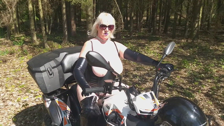 PureVicky66: Nadržená německá babička je sexy při chůzi a hledá dobrodružství