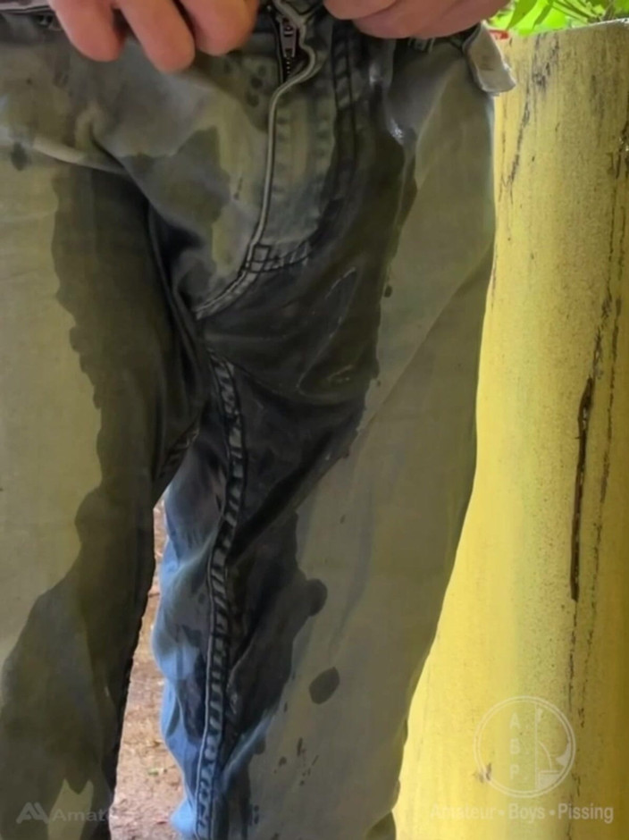 AmateurBoysPissing: Kerel is wanhopig aan plassen en probeert zich te verbergen...