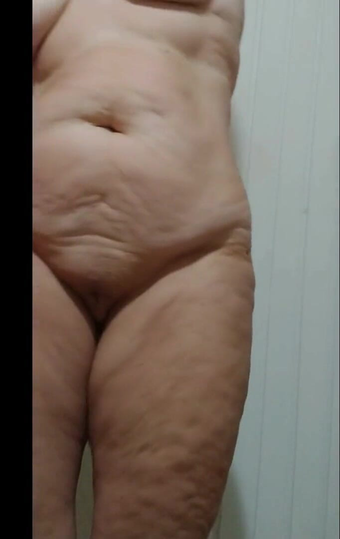 Priscila: Meine stiefmutter zeigt sich im garten ohne höschen