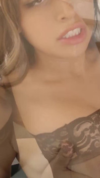 Ella Knox는 맛있는 34DDD 자연의 젖탱이와 달콤한 보지를 가진 불타는 라틴계 여자입니다.