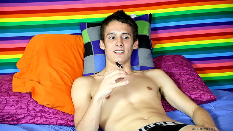 Lollipop Twinks: Очаровательный твинк Leo Page дает отличное интервью