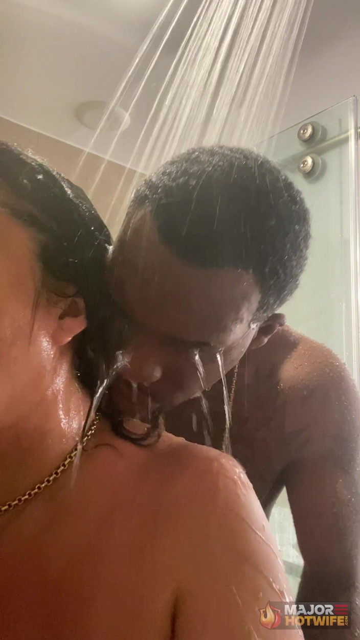 Rome Major Hot Wife: Vnadná sexy manželka saje velké černé péro římského majora ve sprše