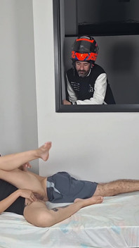 Kurýr na motorce na páru, který má sex s otevřeným oknem