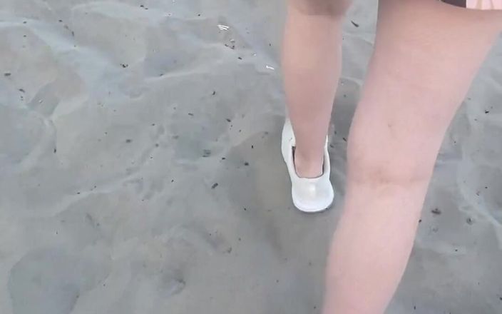 Lady Oups exhib & slave stepmom: Lady Oups plug anal en la playa en micro falda