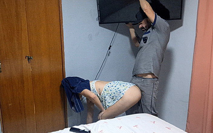 FannySquirting: Dostal jsem technika kabelové televize bez kalhotek a dal mu...