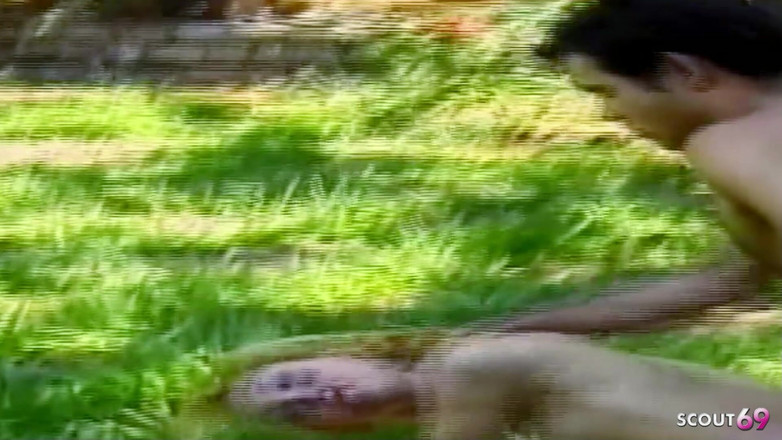 Shemale TS Collection: Blonda Transsexuală este futută în secret în pădure în curul ei strâmt