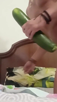 Hij Duwt De Grootste Courgette in Zijn Kont, Naast Zijn Hand