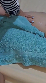 Ein Ungezogener Masseur Weiß, Wie Man Den Kunden Mit Einer Massage Zufriedenstellt