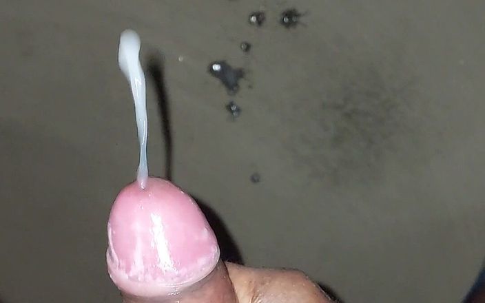 Bong gay: Pora poranny - masturbował się ogromnym strzałem w spermę
