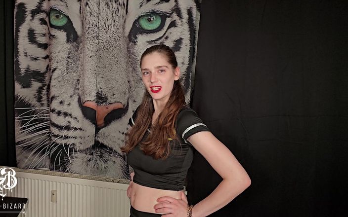 Zara Bizarr: Cheerleader Ballbusting Kul med lädertofflor