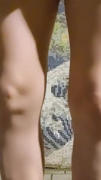 Masturbándose con vibrador al aire libre y se corre en bragas.