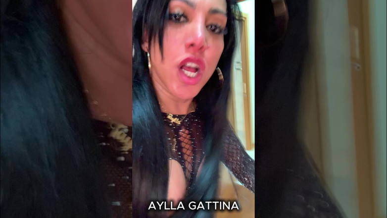 Aylla Gattina: Questa stronza birichina si è fatta davvero arrabbiare sul divano