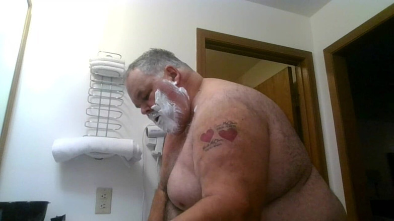 Gaydaddy2021: Sprcha a holení