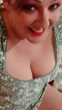Mirando mi escote vestido muestran grandes tetas