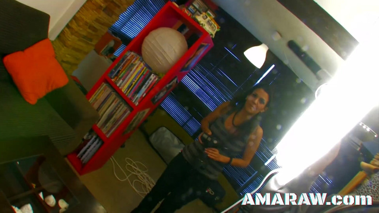 Amaraw: Si rambut coklat bertetek besar Sara Glock diisi pepeknya