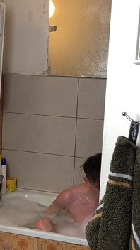 Худой паренек дрочит в душе