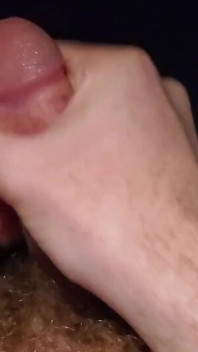 Masturbándome en la cama expuesta hasta que me corro