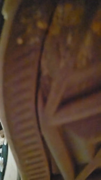 คุกเข่าลงแล้วทำความสะอาดรองเท้า Converse ของฉัน