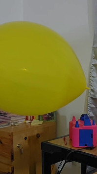Marianna mencoba melambungkan balon lapangannya tanpa meleburkannya