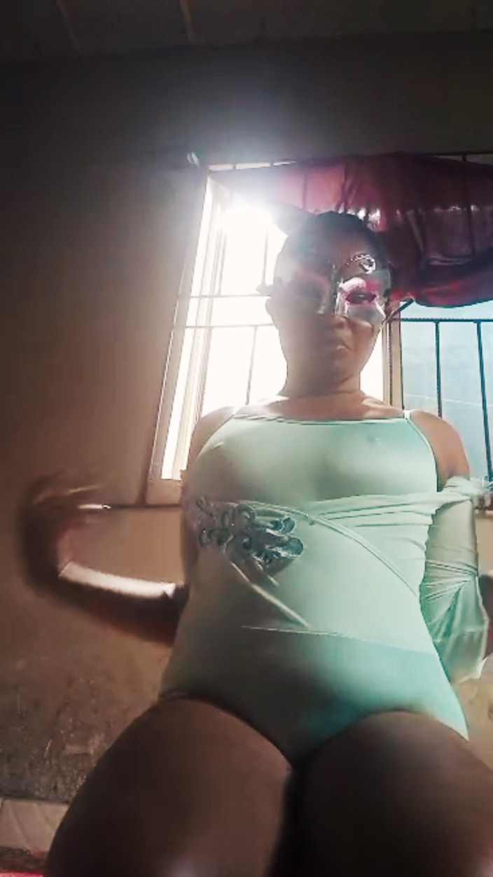 Lovelee: Menina do interior Roselee Goza na transmissão ao vivo