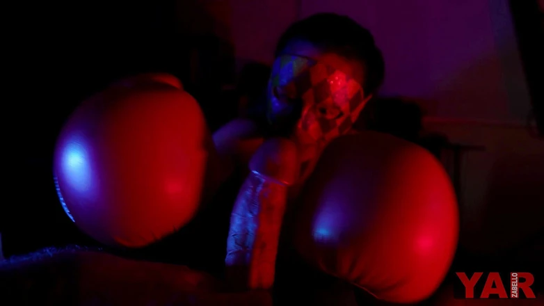 YARzabello: Boxning slåss stor kuk i vänstra hörnet fru i handskar...