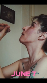 Привет, я представляю вам отличное видео, я люблю быть на коленях с леденцом во рту.
