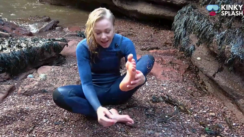 UKCuteGirl Lucy Lauren: Zilte wetsuit teen zuigende slet