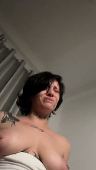 Punto de vista: chica emo cansada chupa y monta tu polla correctamente