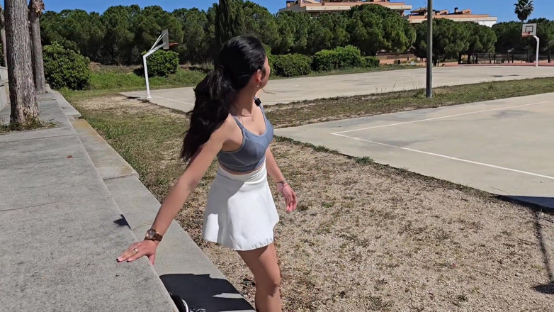 Passionsecret07: Buurvrouw op rolschaatsen heeft openbare seks in de auto
