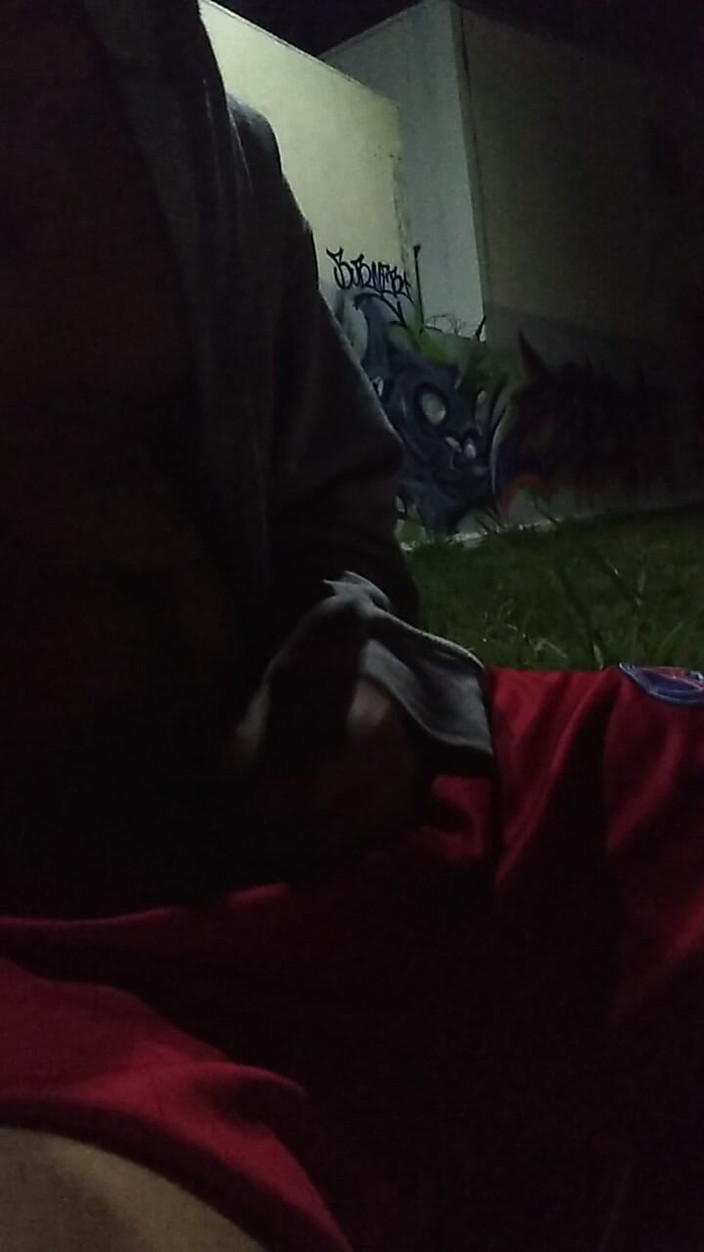 AlexAlejandro13: Pria ini nggak punya baju hangat di taman dengan sweter...