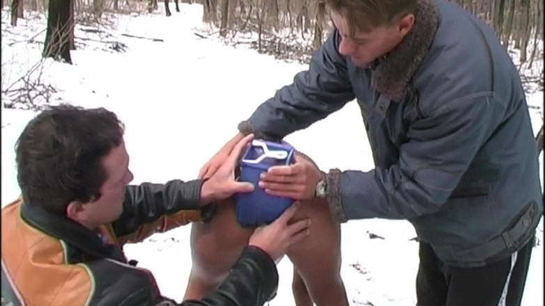 Enema Extreme And Top Girls: Klystýr xxl - perfektní dívka ošukaná dvěma muži a obrovským klystýrem