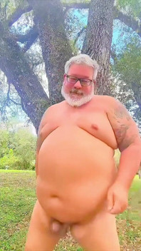 Urso dançando nu no deserto mostrando seu buraco