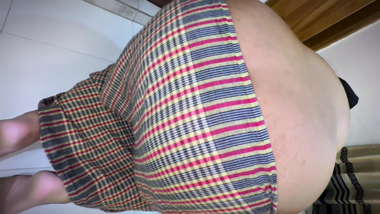 Your Boy's Cum: 印度裸体女孩被困在床底下,然后被邻居家伙性交