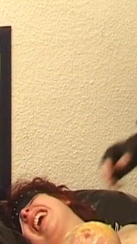 Weelderige milf op weg naar heet waxspel