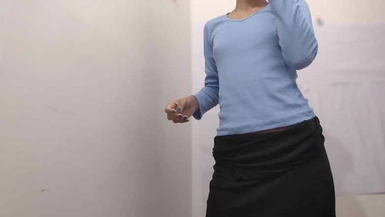 desigirl93: 18歳のインドの義理の妹が一人で、とてもムラムラしていると、義理の兄が彼女の世話をしています