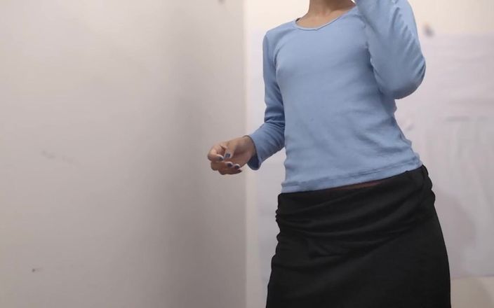 desigirl93: 18岁的印度继妹独自一人，感觉非常饥渴，然后继兄照顾她
