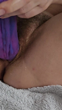 Dildo besar – hotwife dengan pepek berbulu