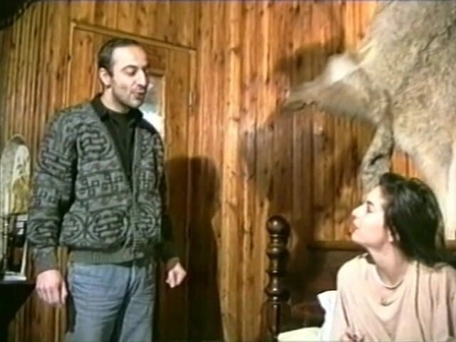 European Classics: Joven morena llamando a su amante por teléfono para follar...