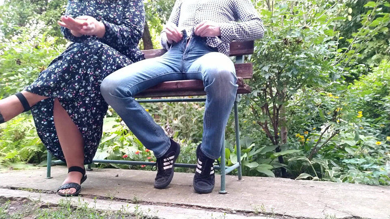 OurFetishLife: Branlette dehors dans le parc