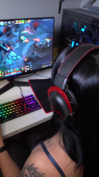 Scopata ragazza streamer sulla scrivania del computer, culo grosso a pecorina e pompino slobbesante