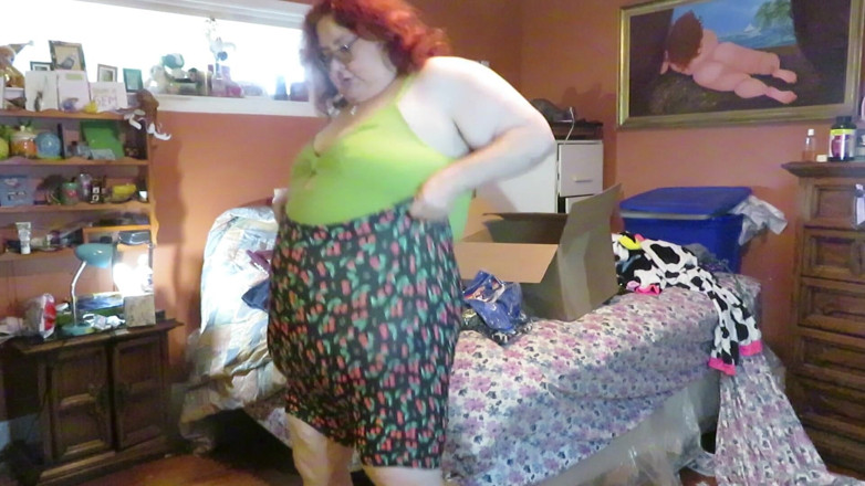 BBW nurse Vicki adventures with friends: Zkoušení nových tělových obleků s šortkami a šaty tak, abys viděla, jak...