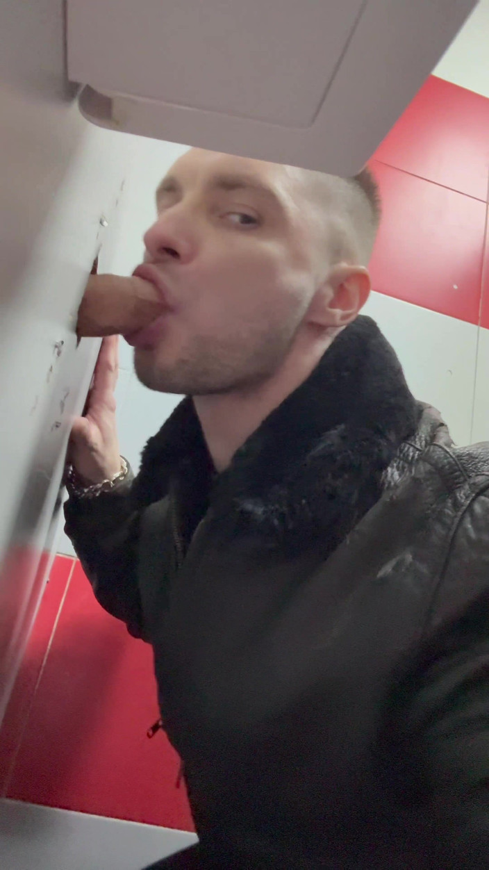 KinkySirius: Gopnik kouří péro skrz Gloryinu díru v záchodě stanice