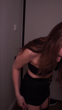 Aleta fait un peu de décharge aux producteurs avant le tournage (en coulisses)