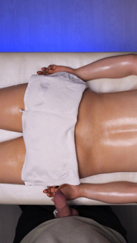 Omg! De perverse masseur stelde zijn lul bloot tijdens mijn massagesessie!
