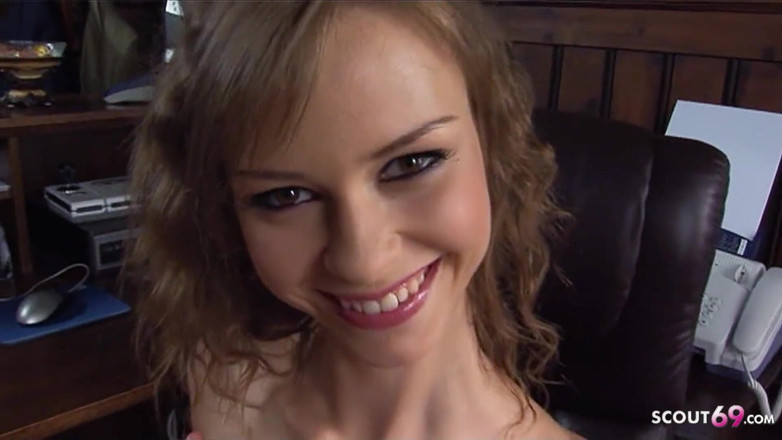 Full porn collection: Șeful o fute pe tânăra Beata în cur la birou