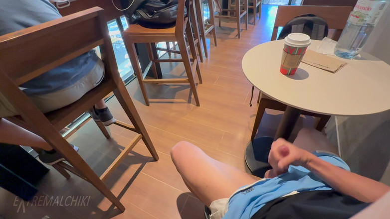 Extremalchiki: स्टारबक्स पब्लिक कैफे हस्तमैथुन और वीर्य निकालना