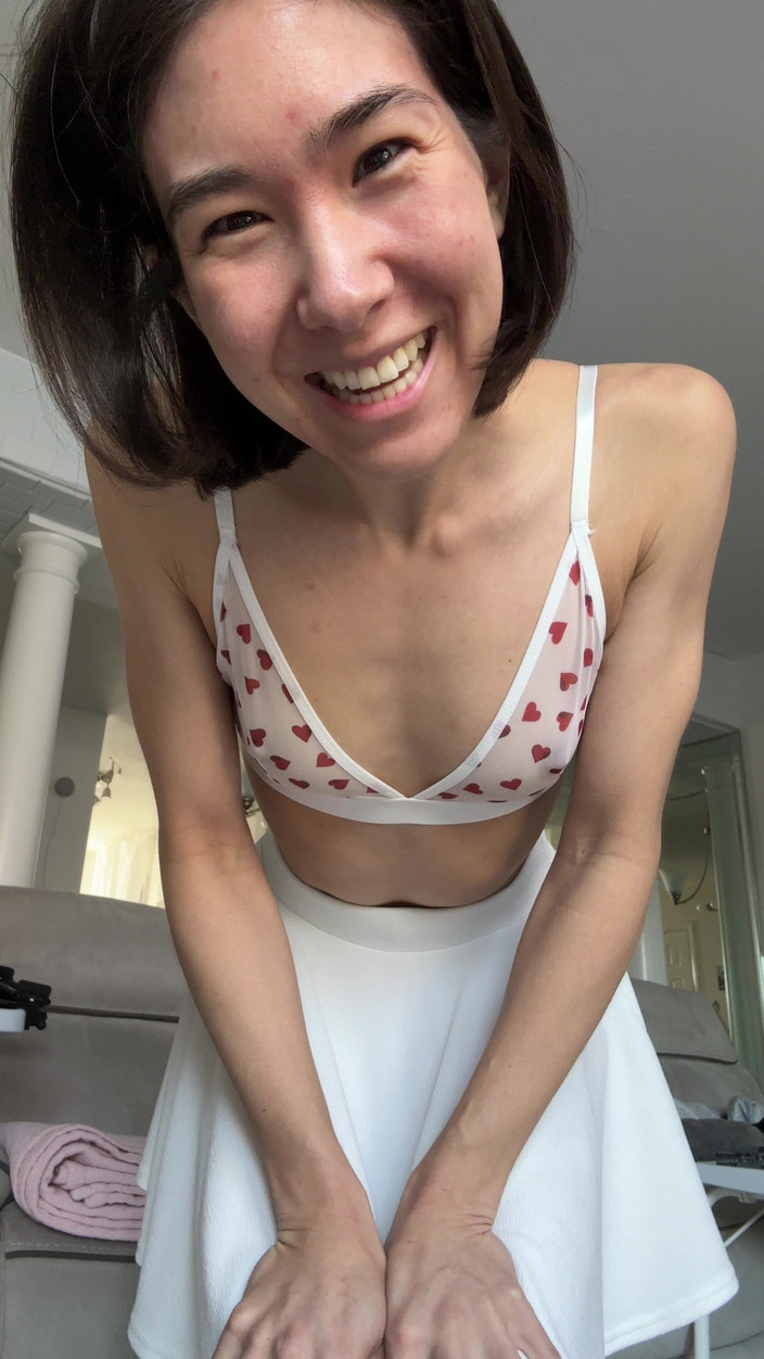 Ms_Emmy_Lynn: Czysty stanik mini spódnica czerwone majtki w zwolnionym tempie złośliwiec