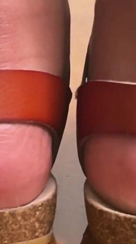 Eboni mengusik kaki sandal kotor